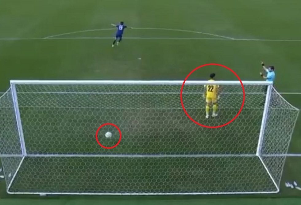 طارت في الهواء.. حارس مرمى الأردن يتفاجأ بهدف غريب بعد تصديه لركلة ترجيحية (فيديو)